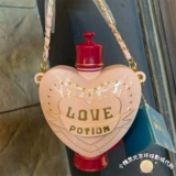 Пекинские универсальные студии, покупающие популярность Гарри Попубально -бутылочный горшок с холодным напитком может пересекать сувениры