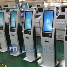 Посещение самолета 21.5寸立式人脸识别测温访客机一体机人证核验打印身份证写字楼