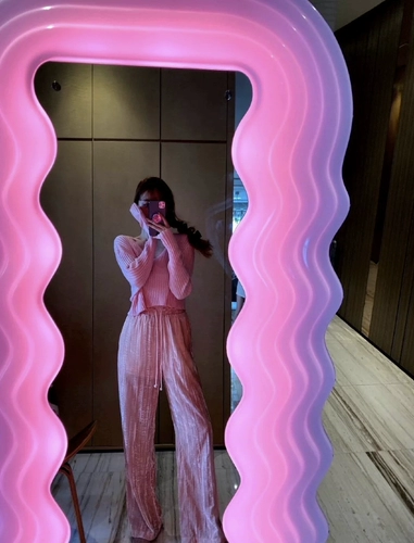 Италия этторе Sottsass Модное розовое освещение зеркало Мемфис Зеркало Зеркало волна Летнее зеркало