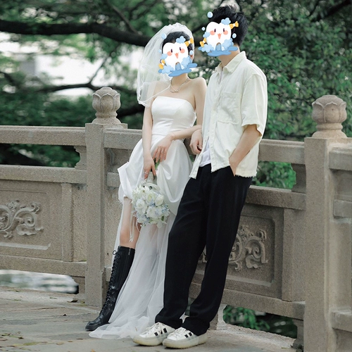 Расширенное свадебное платье, белые садовые фонари, изысканный стиль