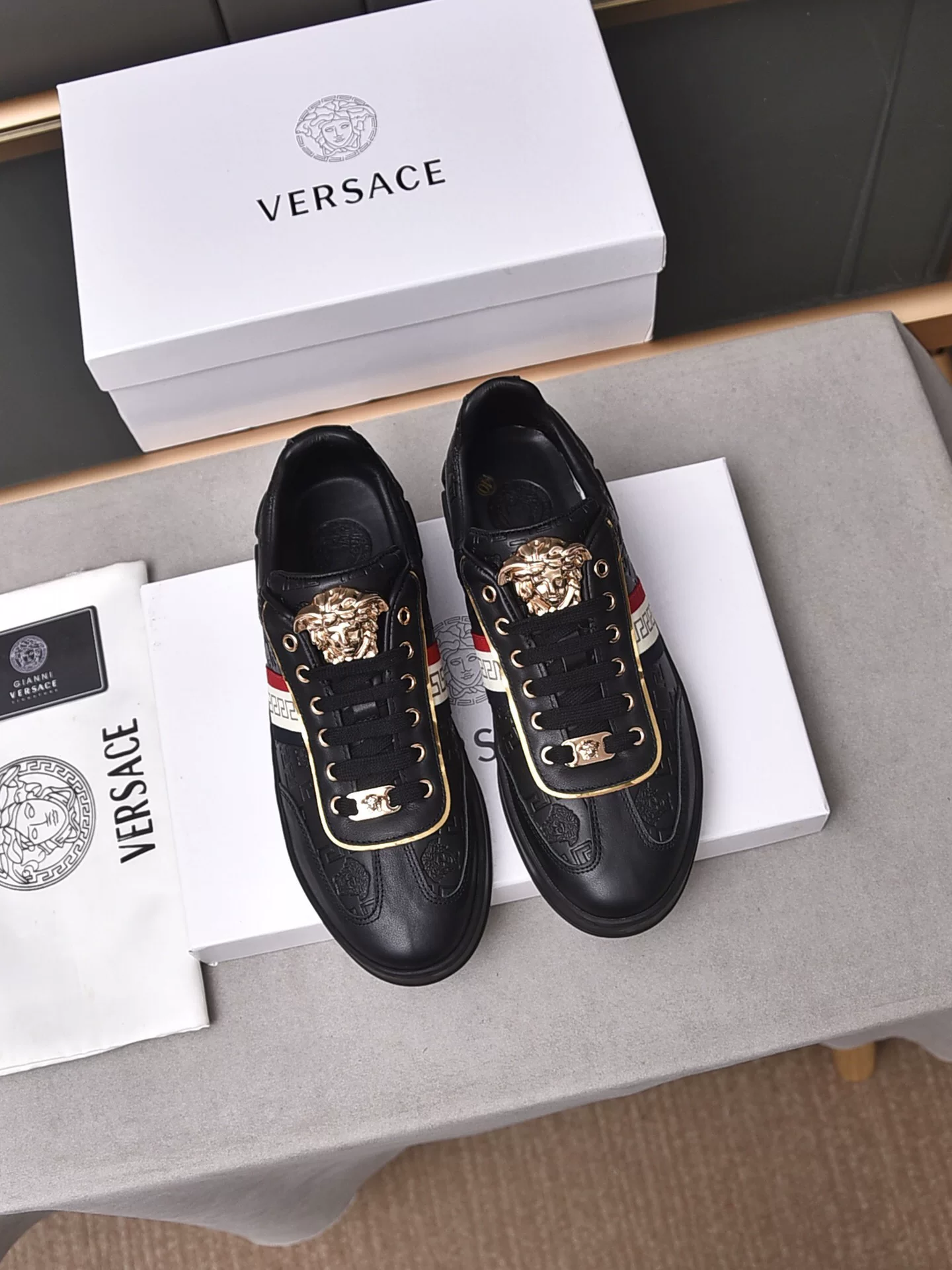 Европейская прямая рассылка покупки Versace Versace Fashion универсальные низкие кеды вільной комфорте кожаные давление цветы повседневные кроссовки