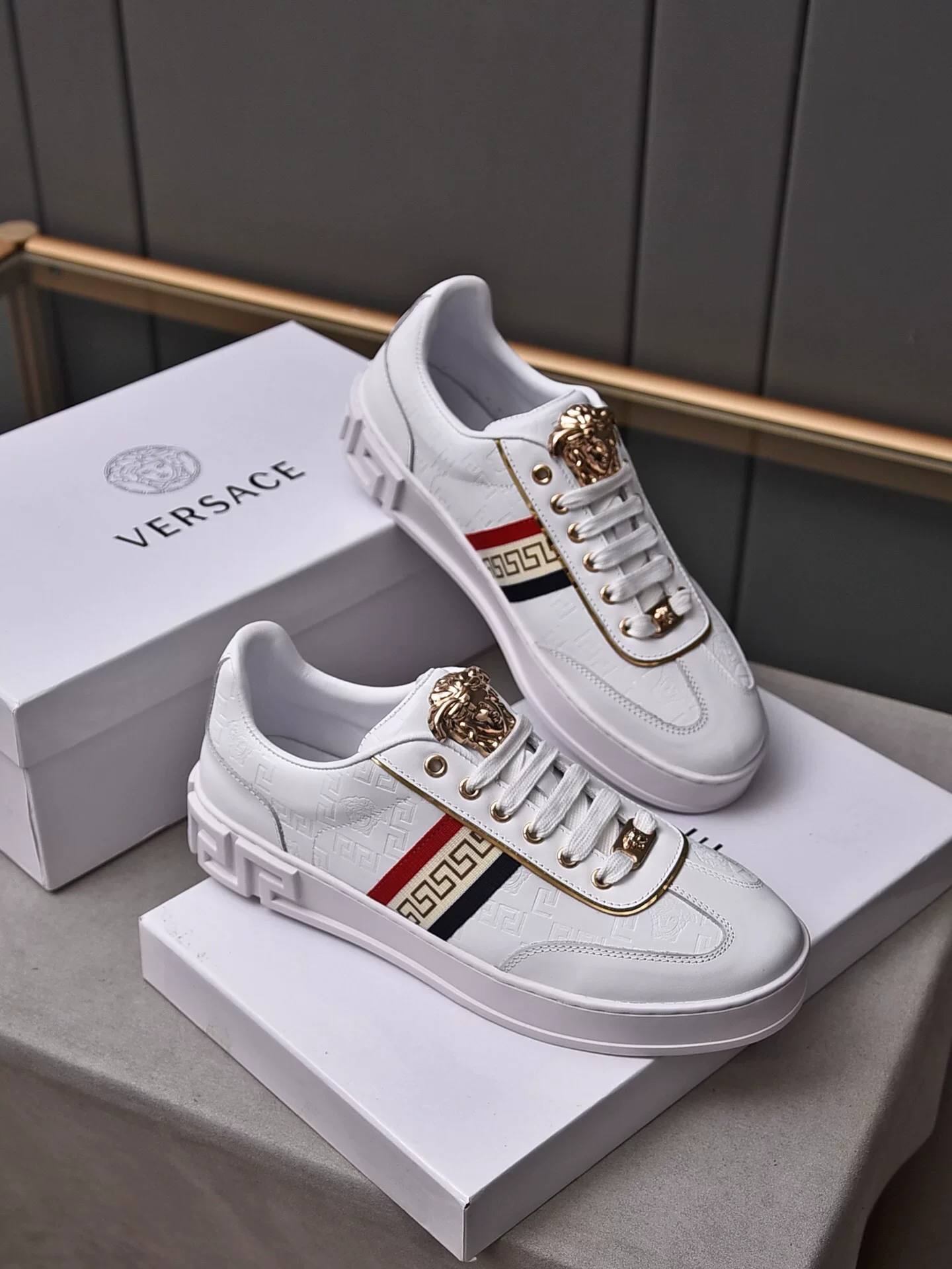 Европейская прямая рассылка покупки Versace Versace Fashion универсальные низкие кеды вільной комфорте кожаные давление цветы повседневные кроссовки