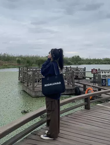 Модная вместительная и большая черная сумка на одно плечо подходит для мужчин и женщин, английский