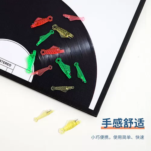 Маленькая рыба в швейной машине с иглой над линейным ртом рыбы, линейная швейная нить быстро проникает в атмосферный артефакт, домашнее проникновение