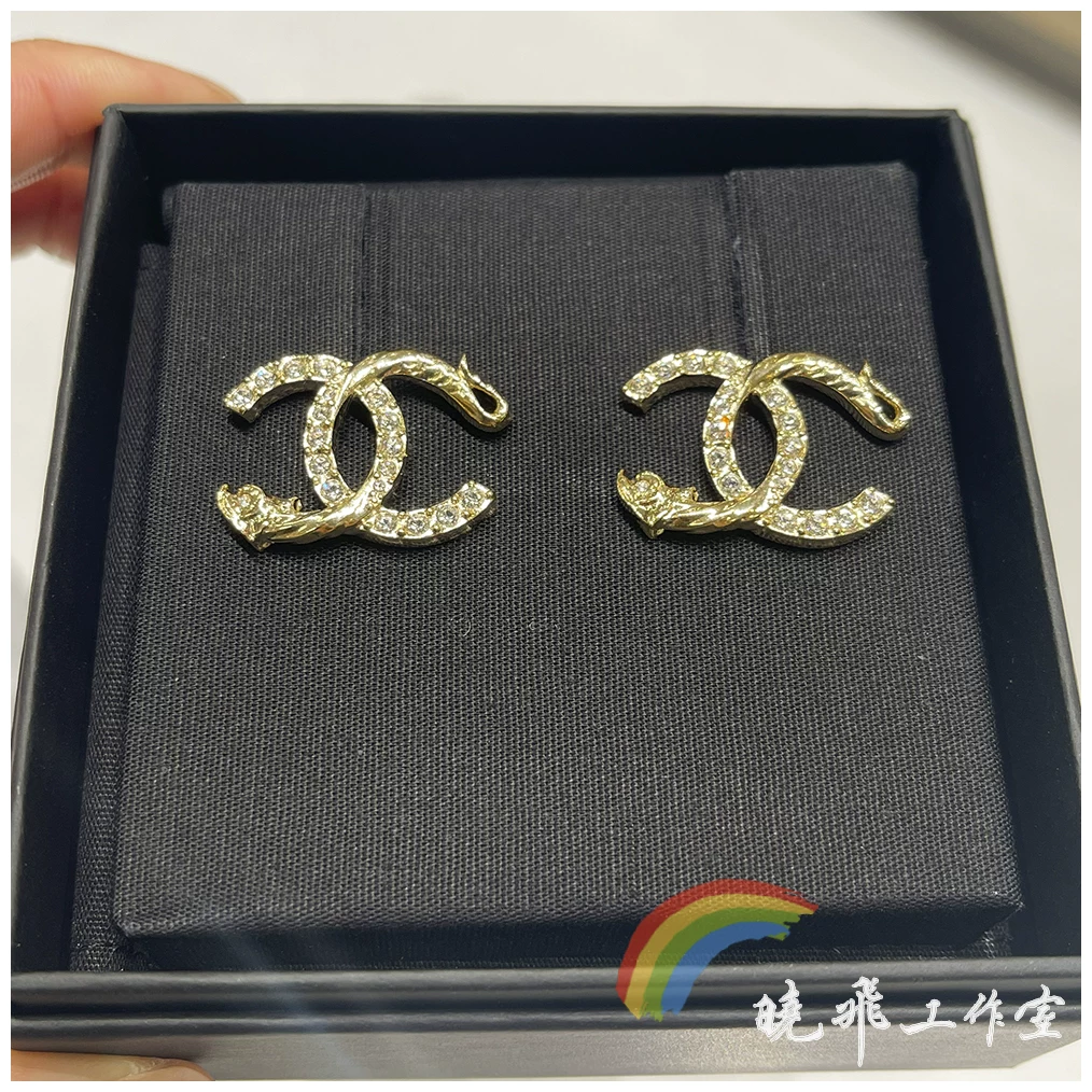 Покупка CHANEL сережки Chanel 23C Новые золотые рельефные рыбьи две буквы C серьги с двойной буквой C