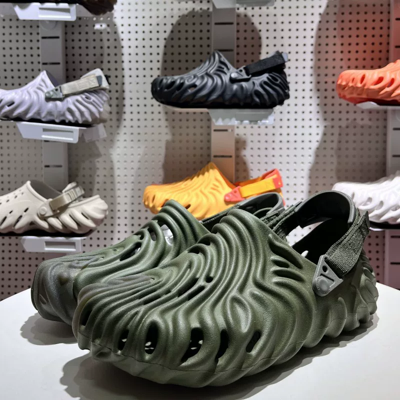 Crocs 22 Новая Строка Волны участвуют в летних отпечатках, отверстия обуви, противоскользящие мужские и женские и лучшие пляжные сандалии 207393