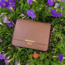 Исправлению сумки 法国代购burberr??y/巴宝??莉经典款新款小方翻盖邮差包斜挎女包 Burberr??y/??