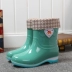 Giày đi mưa nữ ống ngắn thời trang nhà bếp không thấm nước cộng với nhung ấm mưa đi mưa trong ống chống trượt giày cao su dành cho người lớn