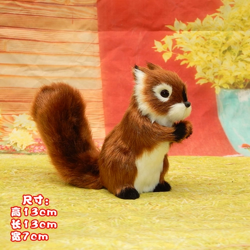 Милая маленькая реалистичная кукла