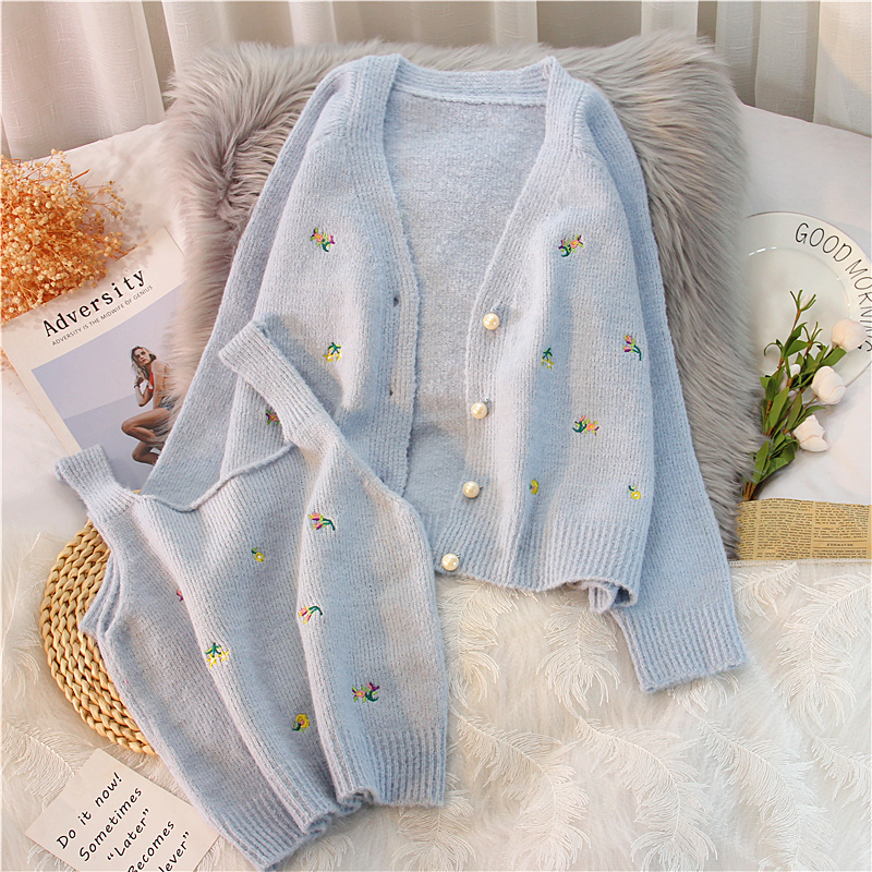 Bluespring 2021 new pattern temperament sweater knitting Cardigan Embroidery suit female Foreign style Age reduction camisole Two piece set have cash less than that is registered in the accounts