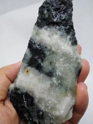 Натуральная природная руда из нефрита, украшение в руку, 262 грамм