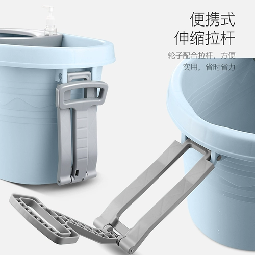 Голубой енот, вращающийся шваброй, домашняя швабла