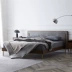 Bắc Âu Ý ánh sáng sang trọng giường ban đầu hiện đại tối giản giường đôi mềm mại trở lại phòng ngủ chính phòng ngủ vải da rắn giường gỗ - Giường