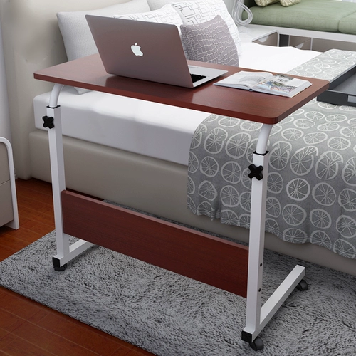 Студент колледжа ленивые ноутбуки создают столовые столовые столы при постельном виде за столом для мобильных домов.