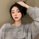 Толстовка, свитер, цепочка, небольшое дизайнерское ожерелье, коллекция 2023, тренд сезона