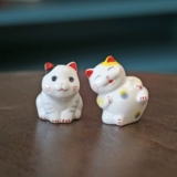 Качающиеся керамика кошка, мини -кошка, маленькие украшения домашние украшения, творческая милая спальня Девочка для девочек