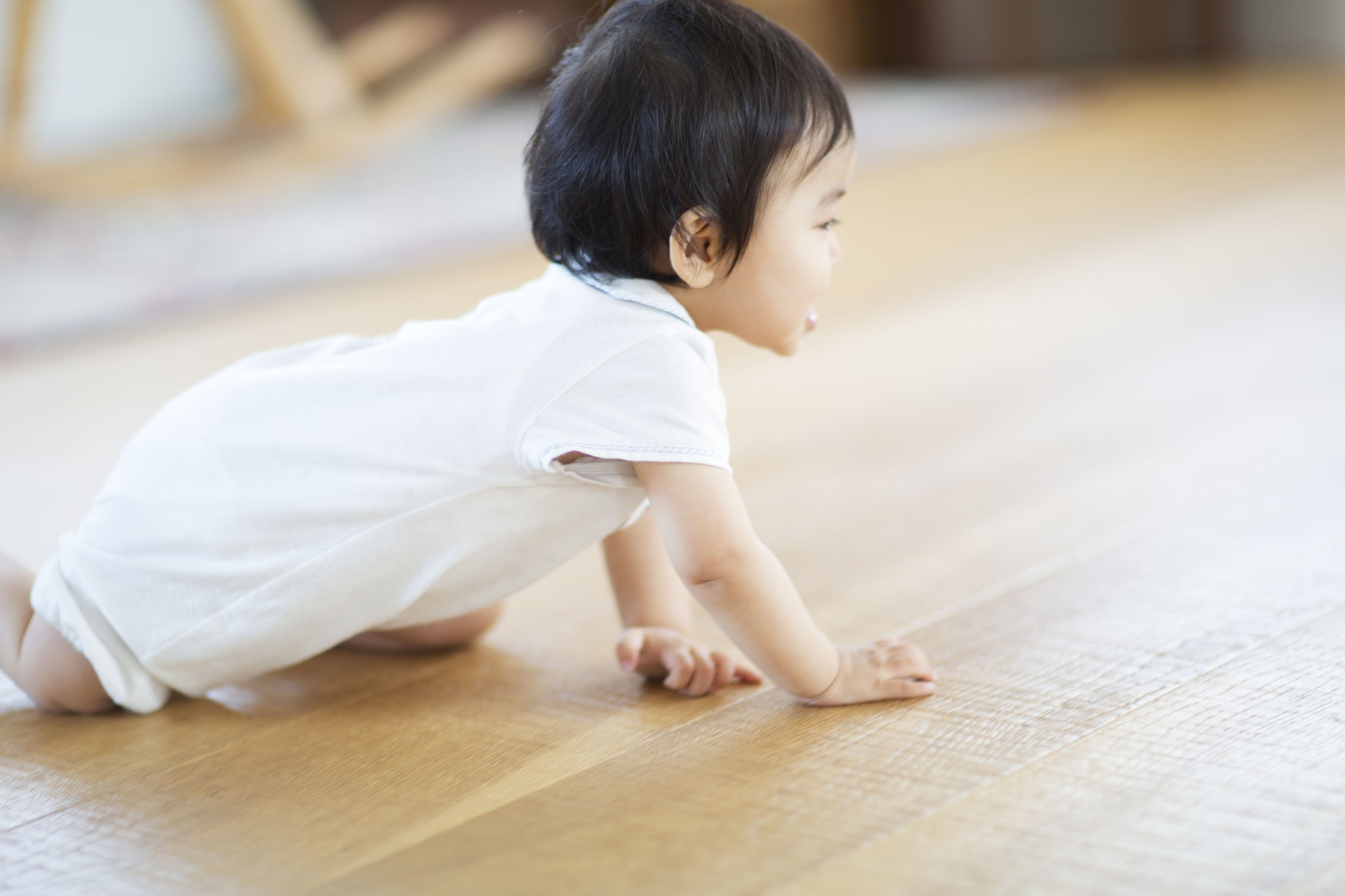 爬行不仅能促进宝宝对食物的消化吸收,还能够锻炼宝宝全身大肌肉活动