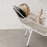 Северный балкон -балкон датский диван -стул одно повседневное кресло простая дизайнерская мебель на открытом воздухе.