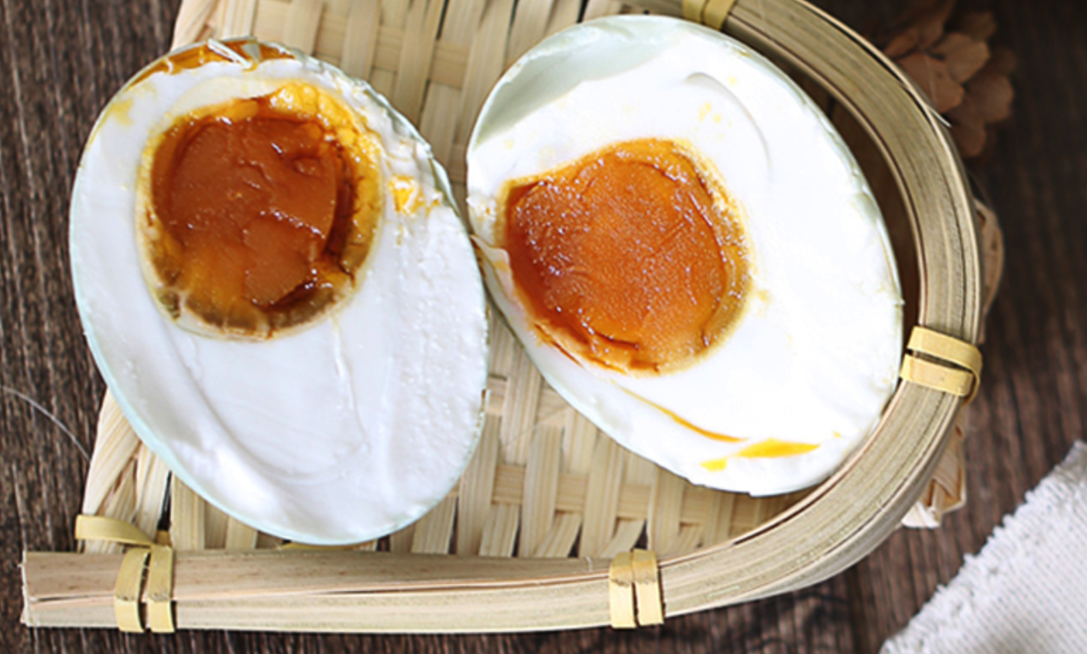 流油咸鸭蛋,健康自然营养美味 | 早安零贰玖