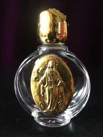 Резьба в древнем золотом металле показывает бутылку святой воды