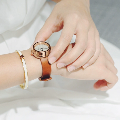 Импортировано 22 студия четырехлегальной космической креативные персонализированные часы для женских Jest Watch