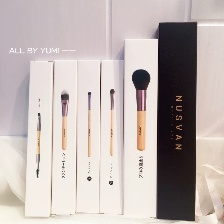 Рассыпчатая пудра, румяна для лица, тональная основа, кисть для консилера