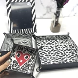 БЕСПЛАТНАЯ ДОСТАВКА ESTEE LAUDER'S NEW 4 -PEECE SET 18 Черно -белый рисунок Zebab Сборка Три поддона хранилище+зеркало макияжа на рабочем столе