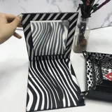 БЕСПЛАТНАЯ ДОСТАВКА ESTEE LAUDER'S NEW 4 -PEECE SET 18 Черно -белый рисунок Zebab Сборка Три поддона хранилище+зеркало макияжа на рабочем столе