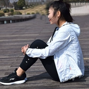 Đặc biệt cung cấp Li Ning thể thao áo gió nữ 2018 mùa xuân đêm chạy thời trang áo gió áo khoác windproof thể thao