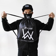 Alan Walker nhạt nhòa với chiếc ba lô Alan Walker đi du lịch với túi dây rút túi nam và nữ