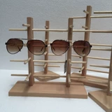 Очки, деревянный стенд на солнечной энергии