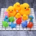 Bé tắm đồ chơi nhỏ màu vàng vịt keo mềm pinch được gọi là tắm em bé đồ chơi trẻ em hồ bơi đồ chơi nước