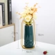 Большая зеленая железная ваза с цветами