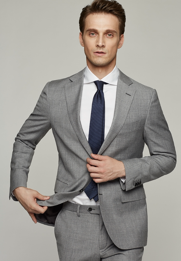 西装职场男士是不是足够精致,从他的日常着装就能看的出来;衣品即人品