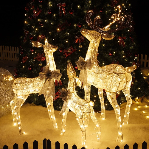 Рождество три семейного домашнего светлого оленя Большой отель сцены