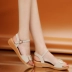 Dép nữ 2018 hè mới phiên bản Hàn Quốc với khóa trang trí bằng kim loại với nêm gân gót giày nữ Sandal