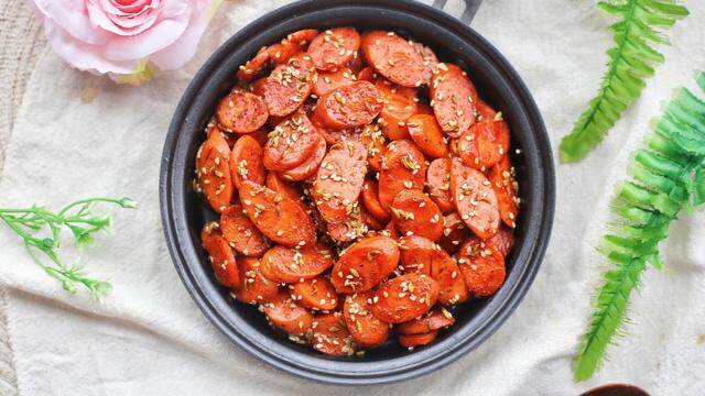 火腿肠这样炒过年来两盘比烧烤还好吃