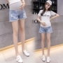 Phụ nữ mang thai mùa hè quần short denim nữ thời trang Hàn Quốc hoang dã mẹ mang thai nâng bụng quần mùa hè quần eo cao - Phụ nữ mang thai quần / quần bụng shop đồ bầu