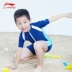 Li Ning chàng trai và cô gái dính liền áo chống nắng áo tắm ngắn tay học sinh trẻ em bơi lội giải trí thể thao chuyên nghiệp áo tắm - Bộ đồ bơi của Kid