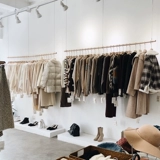 Женские полки простые потолочные стальные проволочные веревки с твердым деревом детской одежды специальная висящая стойка для одежды для одежды