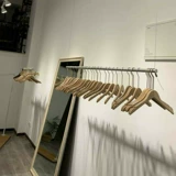 Женские полки простые потолочные стальные проволочные веревки с твердым деревом детской одежды специальная висящая стойка для одежды для одежды