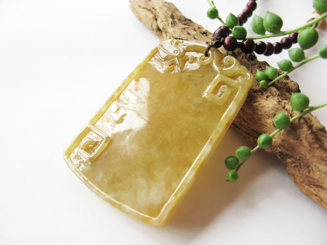 冰糯种水润栗子黄翡翠古龙牌挂件