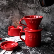 Cây cà phê được rửa bằng tay của người Mỹ với bộ lọc nhỏ giọt bằng gốm sứ đặt tách gia đình bằng cốc cách nhiệt