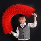 Изменить цветовое цветочное кольцо танцоры, держащие цветы с большой групповой гимнастикой