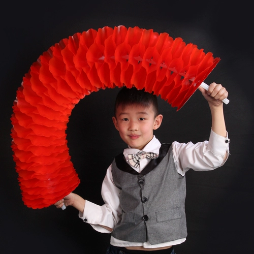 Изменить цветовое цветочное кольцо танцоры, держащие цветы с большой групповой гимнастикой