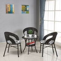 Три стулья, один стол с черными коричневыми цветами