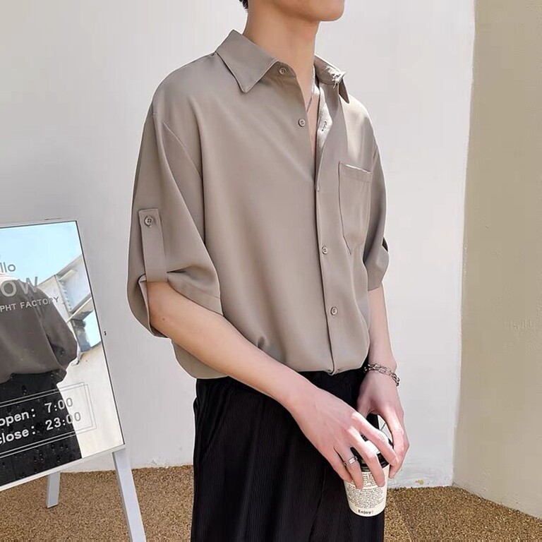 A light-mature and stylish men's short-sleeved Korean style trendy Instagram three-quarter sleeve shirt, a loose and high-end summer top