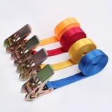 Простые узкие плотные ярусы переплетают грузовик.