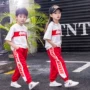 Bộ đồ đỏ và trắng tay áo trùm đầu thể thao mẫu giáo khiêu vũ đường phố quần áo áo len trẻ em mùa hè hip hop đồng phục trường tiểu học - Đồng phục trường học / tùy chỉnh thực hiện shop bán đồ trẻ em