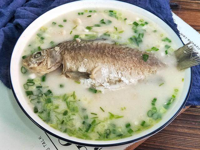 教你鲫鱼汤汁奶白的诀窍,给家人露一手
